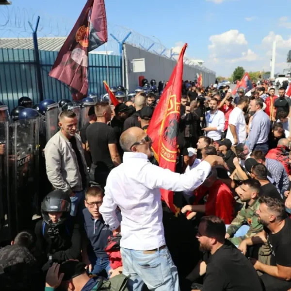 Demonstranti se okupili ispred kancelarija…
