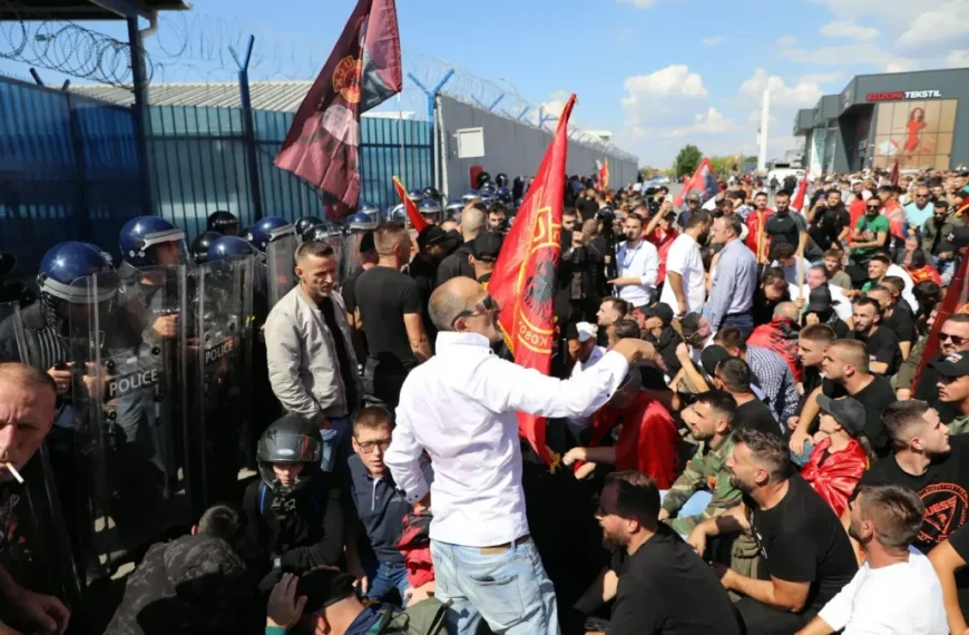 Demonstranti se okupili ispred kancelarija Euleksa u Kosovu Polju