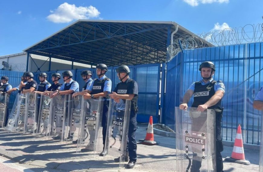 Pojačane policijske snage raspoređene u bazi Euleksa nakon presude u Hagu