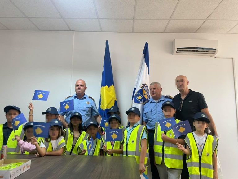 „Zrak svetlosti u mom grbu“: Organizovana poseta učenika policijskim stanicama