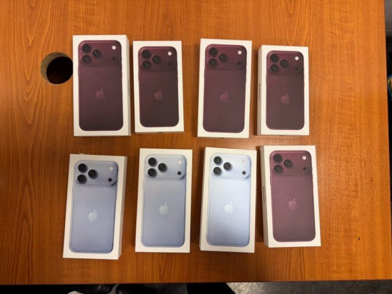 Carina zaplenila osam „iPhone 18“ na aerodromu u Prištini