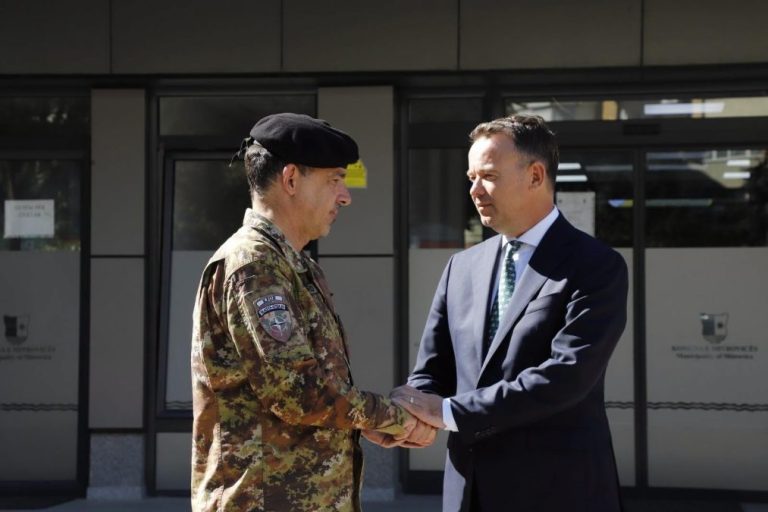 Zamenik komandanta KFOR-a sa gradonačelnikom Južne Mitrovice