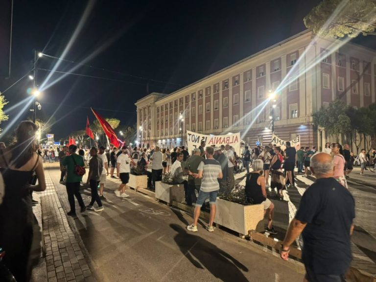 Protest ispred zgrade Vlade u Tirani povodom presude&hellip;