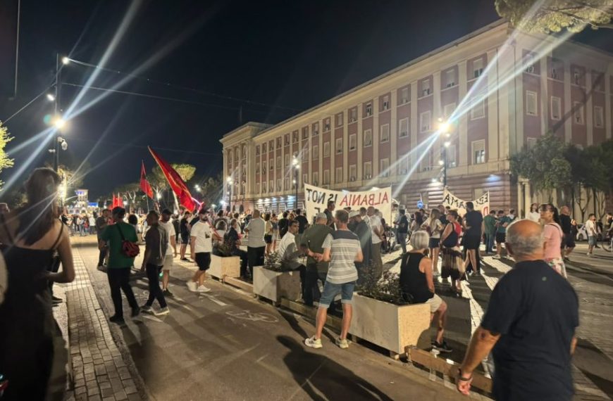 Protest ispred zgrade Vlade u Tirani povodom presude bivšim liderima OVK