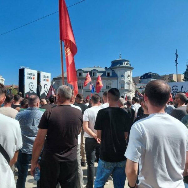 Grupe navijača bacile pirotehnička sredstva&hellip;