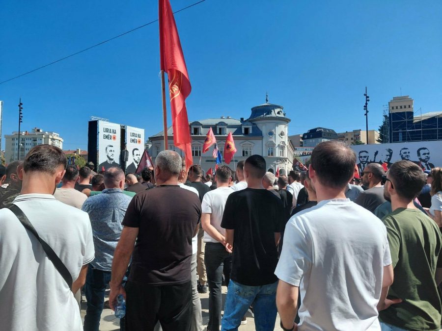 Grupe navijača bacile pirotehnička sredstva u dvorište Vlade Kosova