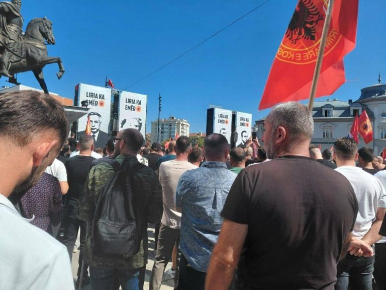 Na protestu u Prištini zatraženi ukidanje ili izmena Zakona o Specijalizovanim većima, smena Gervale i podrška odbrani bivših lidera OVK