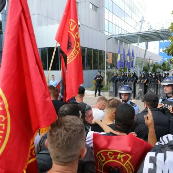 Demonstranti kamenicama gađaju zgradu Vlade…