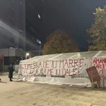 Demonstranti postavili šator ispred zgrade…