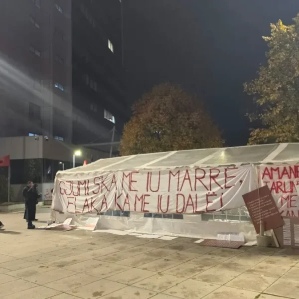 Demonstranti postavili šator ispred zgrade…
