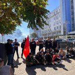 Protest ispred Skupštine: Pirotehnika, razbijeno&hellip;