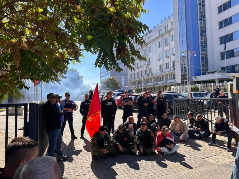 Protest ispred Skupštine: Pirotehnika, razbijeno staklo i napad&hellip;