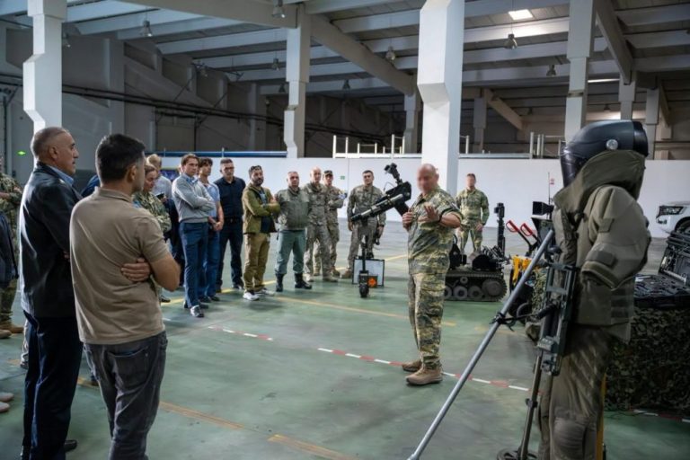 KFOR održao obuku o prepoznavanju opasnosti od eksplozivnih naprava u sedištu UNMIK-a