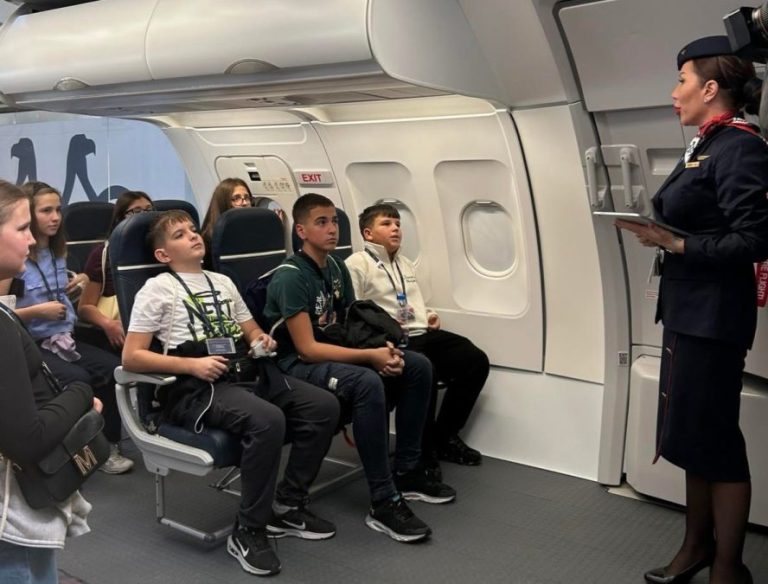 Grupa dece sa KiM prvi put letela avionom – Er Srbije povodom Dečije nedelje