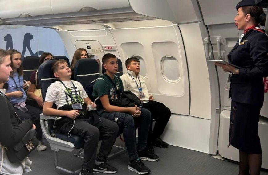 Grupa dece sa KiM prvi put letela avionom – Er Srbije povodom Dečije nedelje