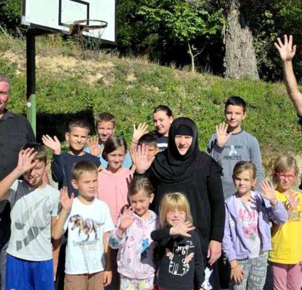 Novčana pomoć za 51 dete…