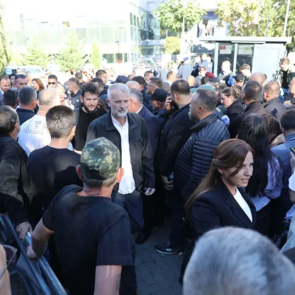 Protest ispred institucija, civilno osoblje…