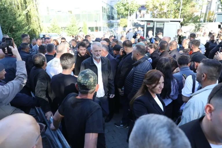 Protest ispred institucija, civilno osoblje odlazi pod pratnjom