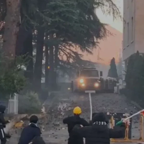 Tirana: Demonstranti upali u zgradu…