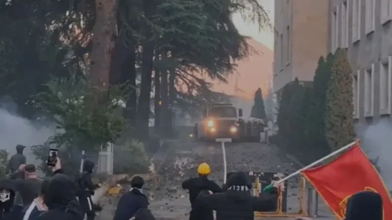 Tirana: Demonstranti upali u zgradu Predsedništva Skupštine, požari i sukobi sa policijom