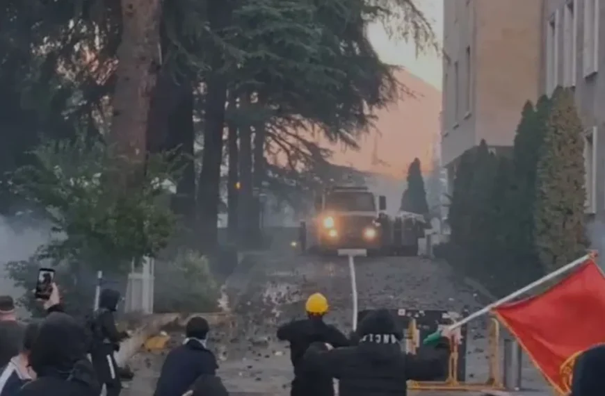 Tirana: Demonstranti upali u zgradu Predsedništva Skupštine, požari&hellip;