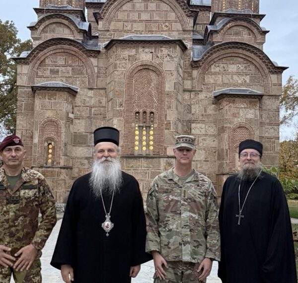 Mitropolit Teodosije sa komandantom NATO&hellip;