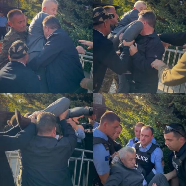 Poslanika u Prištini demonstranti prebacili…