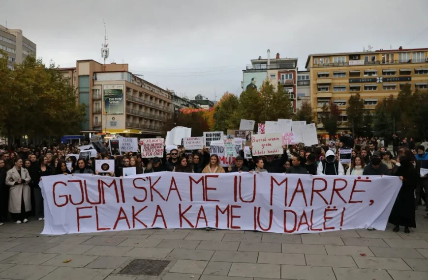 Demonstranti u Prištini tražili ostavke Gervale i Svečlje nakon ubistva žene kod Peći