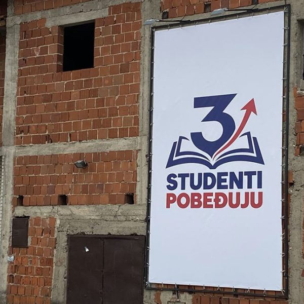 Pano „Studenti pobeđuju“ postavljen u&hellip;