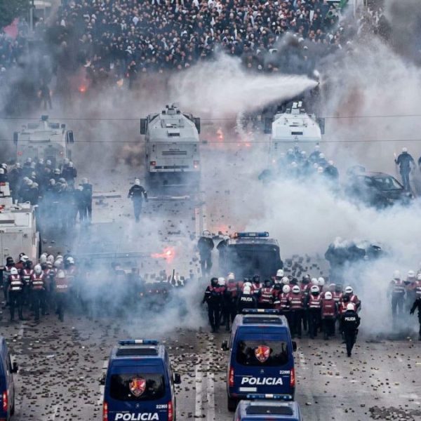 Demonstranti u Tirani zapalili policijsku&hellip;