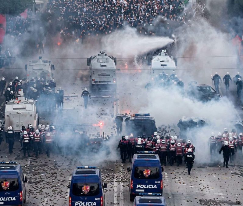 Demonstranti u Tirani zapalili policijsku stanicu i vrata MUP-a, Evropska komisija osudila nasilje